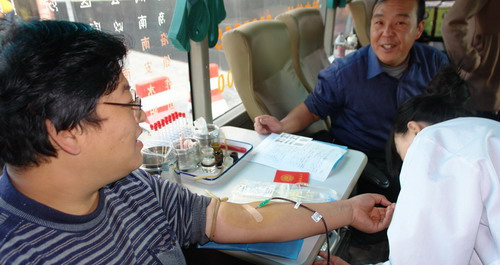 義務(wù)獻(xiàn)血車開進(jìn)商洛日報