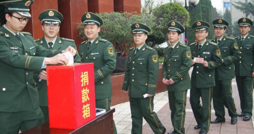 武警商洛市支隊開展“向扶貧點獻愛心”活動