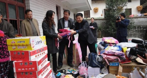 商洛人保九洲車友會花栗小學獻愛心