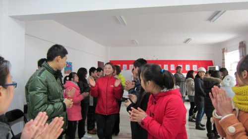 商洛學院學生志愿者和殘疾人進行互動