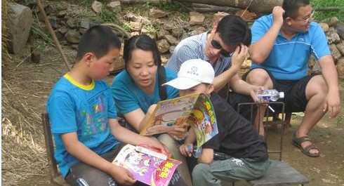西安公益聯(lián)盟愛(ài)心人士來(lái)洛南助學(xué)