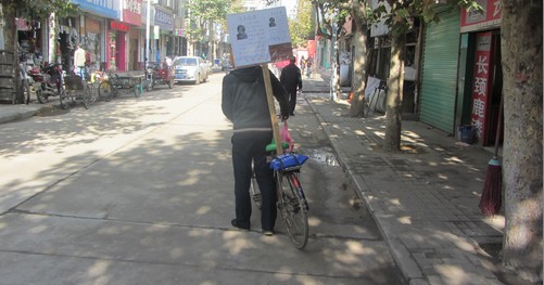 小伙子騎車尋離家出走母親