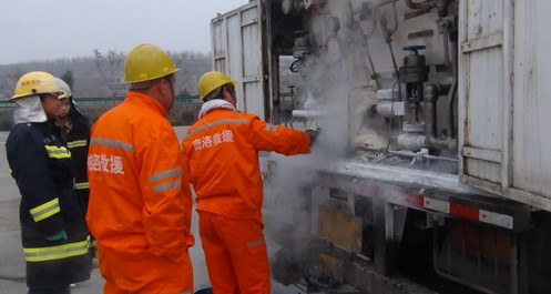 一輛液化氣罐車在滬陜高速丹鳳境內發生泄漏