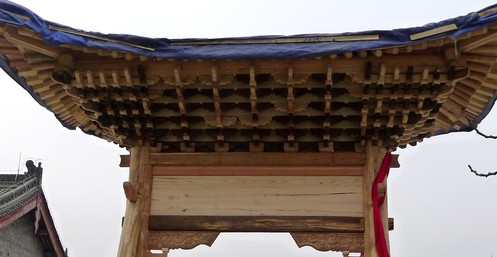 商洛：舊城改造中搶修出一座木質牌樓