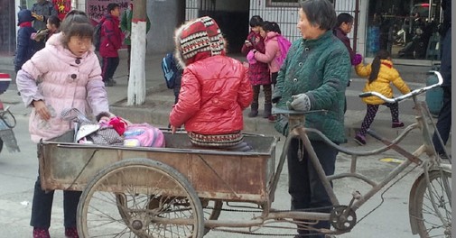 商洛：三輪接送孩子 危險！