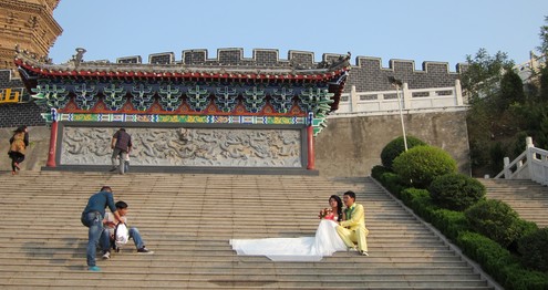 國慶山陽新婚夫妻豐陽塔下拍攝婚紗照