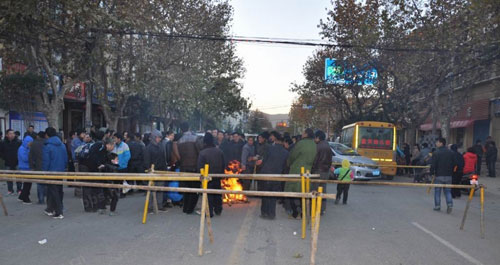 工頭拖欠血汗錢 民工無奈堵街道