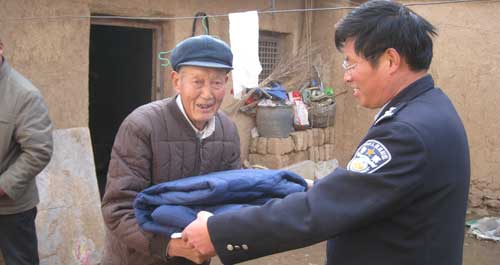 民警為留守老人送去過冬棉衣