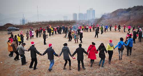 多名志愿者自發組織圣誕元旦聯歡晚會