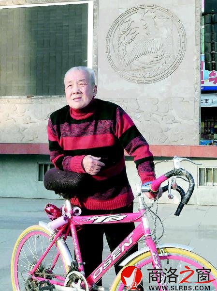 80歲的潘達文出門總是騎著他的山地自行車