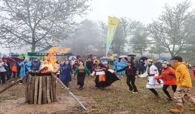 回漢群眾共赴趕牛節