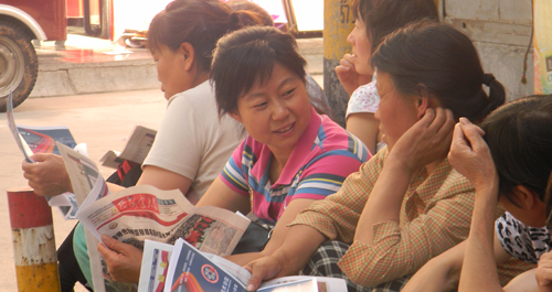 圖片直擊：高考第一天 家長(zhǎng)真情守候