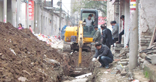 商洛市區東背街雨污分流工程正在緊張施工