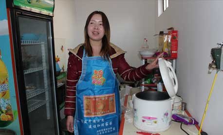 洛南縣委政法委把平安建設知識宣傳到家家戶戶