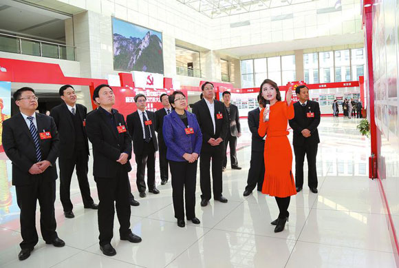 市上領導觀看《追趕超越看商洛》主題展