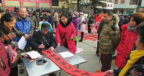 “金雞報(bào)春商州百名書畫家義寫春聯(lián)進(jìn)萬家”活動在市中心廣場舉行