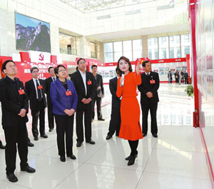 市上領(lǐng)導(dǎo)觀看《追趕超越看商洛》主題展