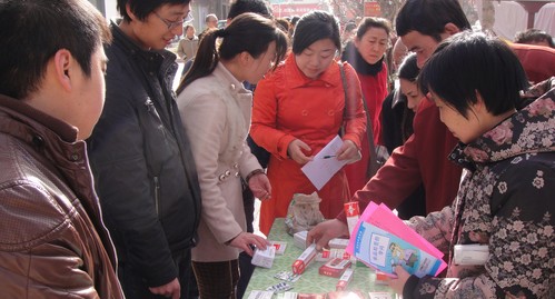 商洛食品藥品監(jiān)督部門(mén)街頭講解辨別假藥
