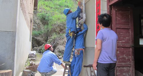 商洛供電局為群眾進行農網改造升級工程