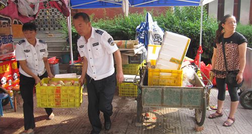 城管監察支隊聯合市政處商州區市容局隊對商洛集中整治