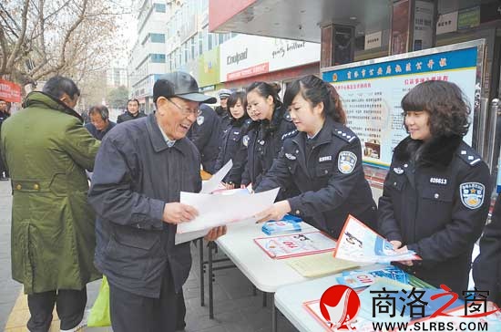 每年1月10日110宣傳日，110指揮中心的民警都會走上街頭進行法律宣傳。
