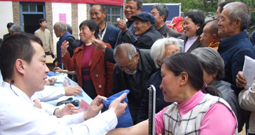 丹鳳政協組織進行大棚蔬菜栽培管理活動