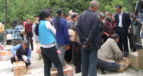 市婦幼保健院到桃岔河村進行幫扶活動