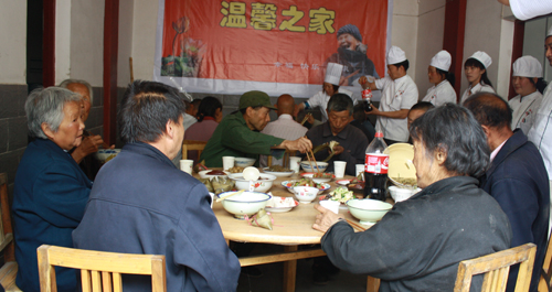 鎮安縣委宣傳部全體職工與敬老院的老人過端午節