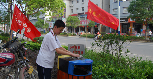 商南縣青年志愿者開展為民服務(wù)活動(dòng)