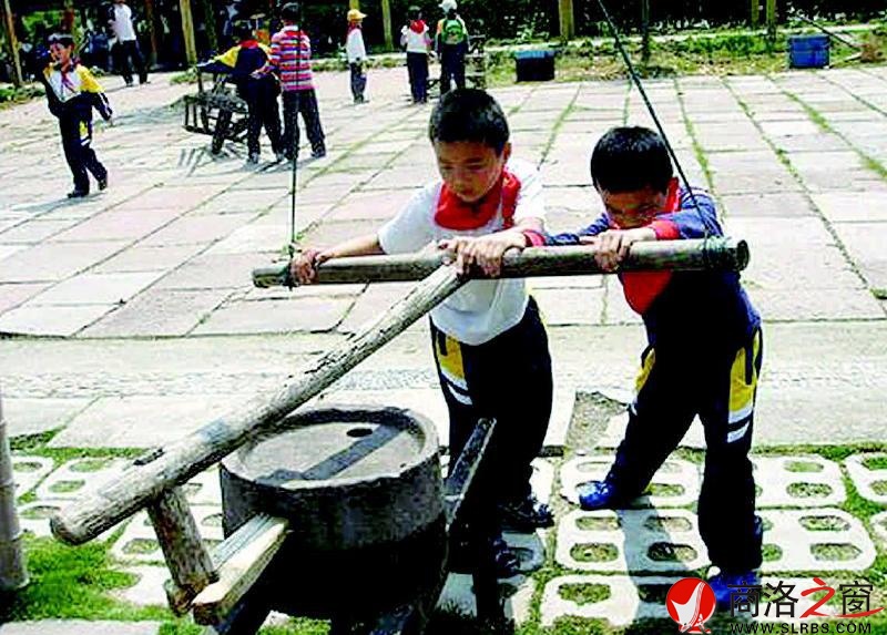 在城市的街區，石磨成了景觀。