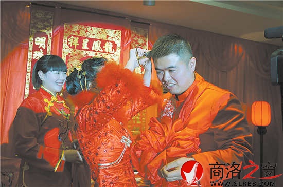 夫妻雙方行結發(fā)禮