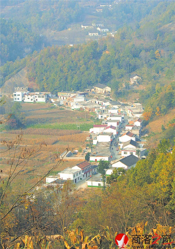 秋天的姬家河祥和美麗，宛如一幅油畫。