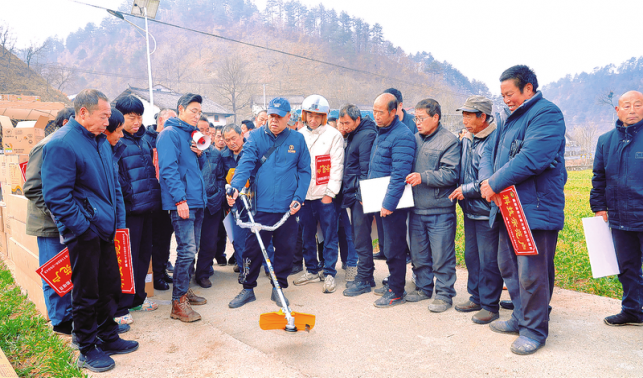 技術培訓到田間 免費發放割灌機